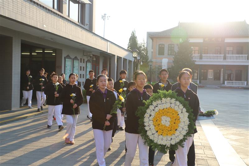 北京三十五中师生列队走出校门外，给赵登禹烈士献花.JPG 