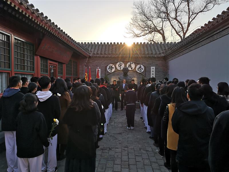 北京三十五中清明祭奠活动在学校内李大钊先生铜像前举行.jpg 
