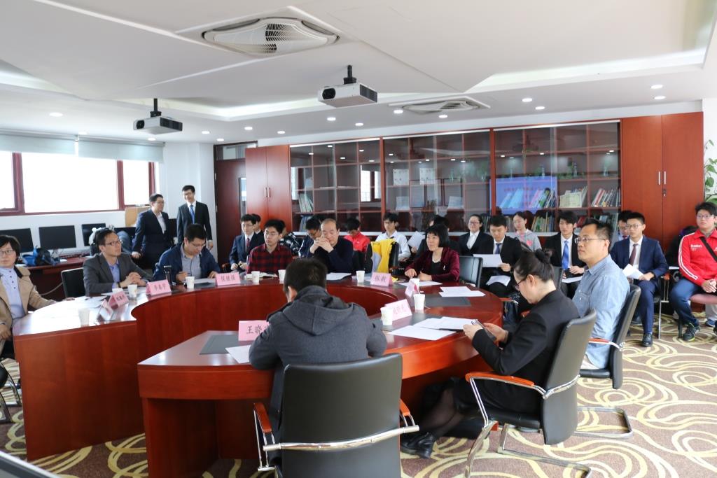 2.专家领导倾听答辩.JPG