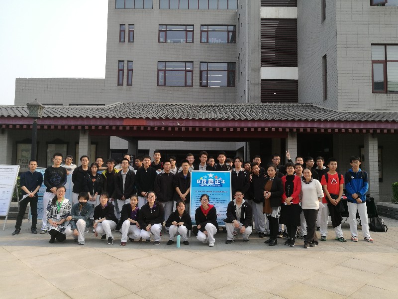 答辩同学和学校科技中心指导老师的合影.jpg