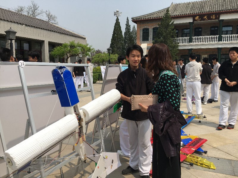 图2 学生发展中心 刘主任在询问飞行器设计的相关问题.jpg