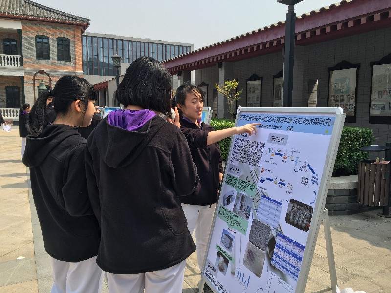 图3 陆琨同学在向参与评审的同学介绍自己的课题.jpg