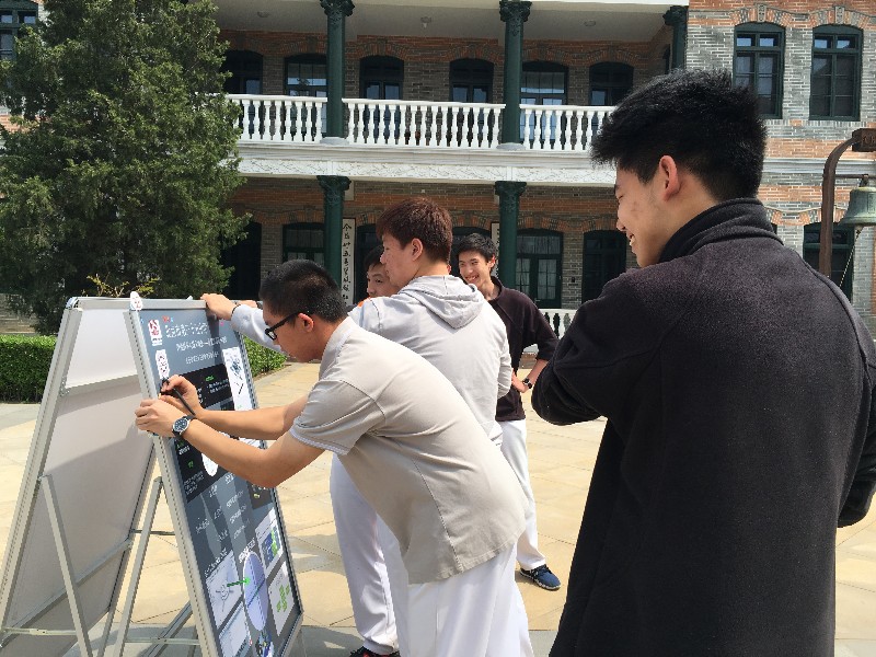 图4 评审同学在为自己喜欢的作品投上珍贵的一票.jpg
