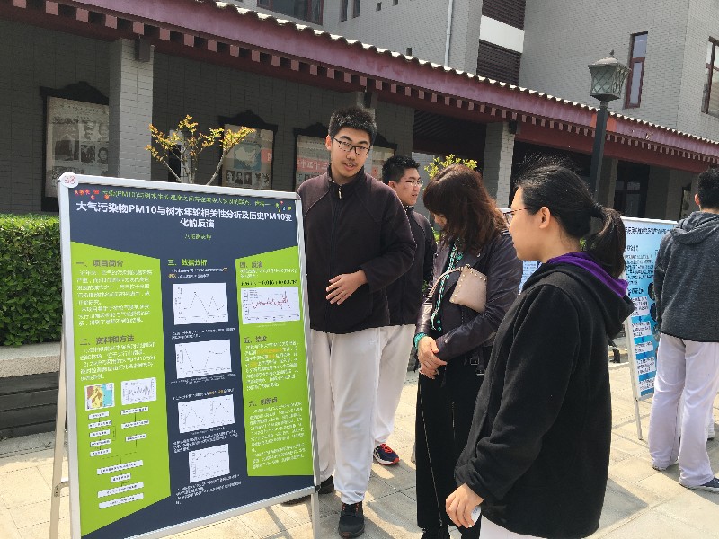 图5 谢志坤同学在回答老师和同学们的提问.jpg