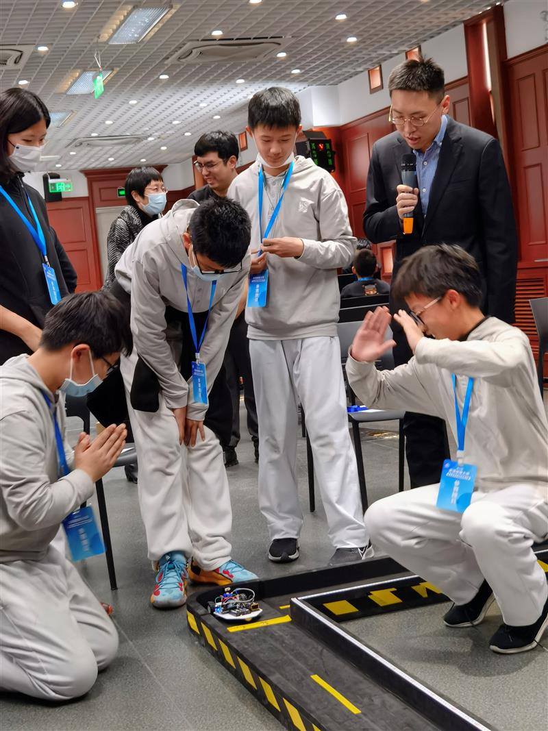 图4-获得一等奖的小组在认真比赛.jpg 图4-获得一等奖的小组在认真比赛.jpg