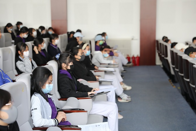2、认真聆听的同学们.jpg 2、认真聆听的同学们.jpg