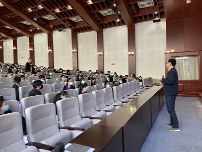 3、刘教授与同学们互动.jpg 3、刘教授与同学们互动.jpg