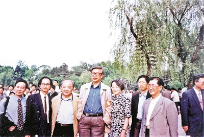 1998年北大百年校庆中与研究生同学.jpg 